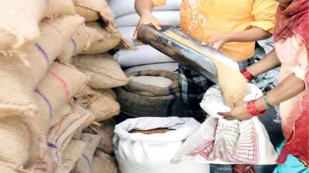 राशन वितरण में गड़बड़ी: प्रशासन ने दो दुकानों का संचालन किया समाप्त, एक पर लगाया अर्थदंड