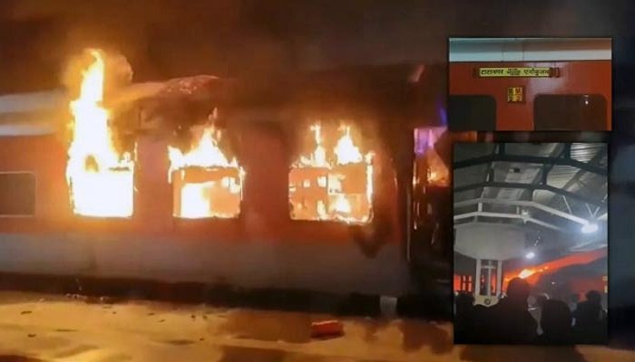 FIre in Train: टाटानगर-एर्नाकुलम एक्सप्रेस में भीषण आग लगने से 2 एसी कोच जलकर राख, एक यात्री की हुई दर्दनाक मौत