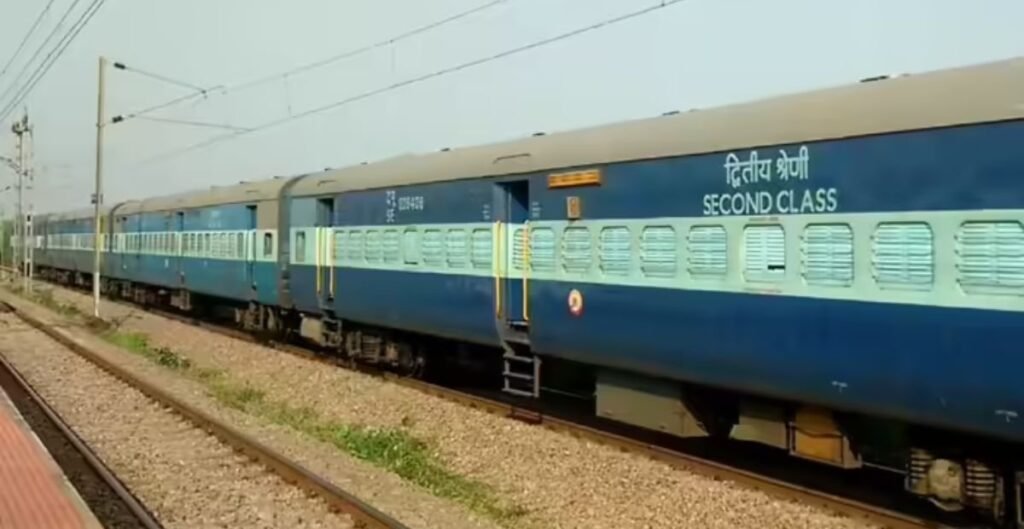 चलती ट्रेन के कोच में पंखे से लटकती मिली युवक की लाश, यात्रियों में मचा हड़कंप, पहचान की कोशिश जारी युवक