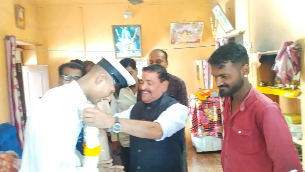 Mahidpur : जलसेना की गौरवशाली परंपरा को आगे बढ़ाते हुए गृह नगर लौटे जवान वैभव सिंह मंडोर का भव्य स्वागत