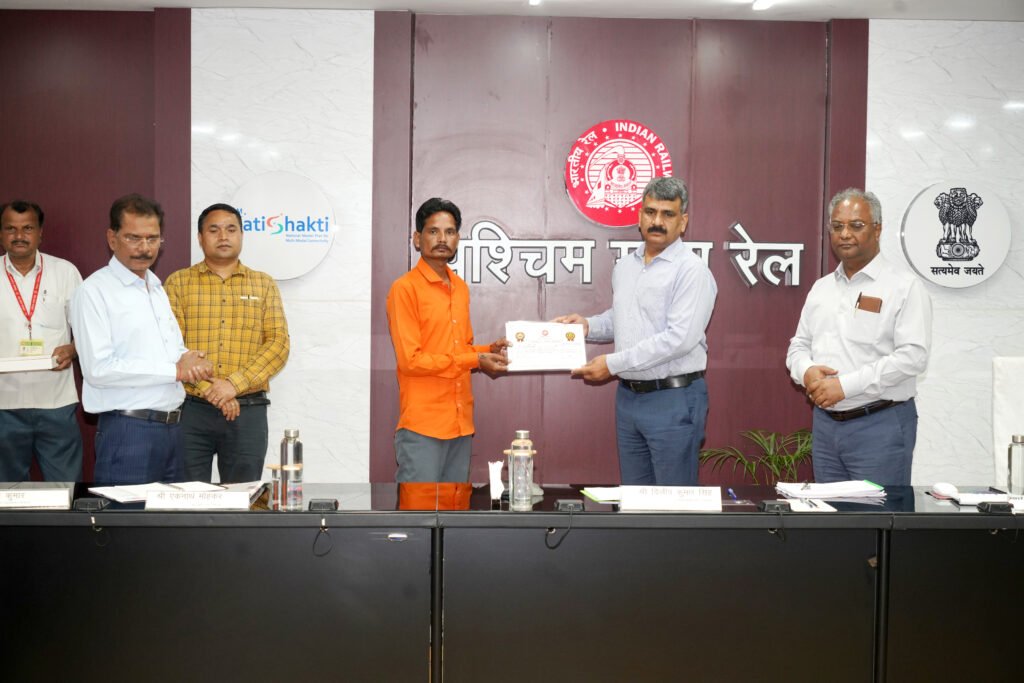 Mahidpur Road महिदपुर रोड के दो ट्रैक मेंटेनर भूपेंद्र सिंह राठौड़ और श्याम सिंह मांझी को मिला ‘सुरक्षा सम्मान’, जबलपुर में हुए सम्मानित*।