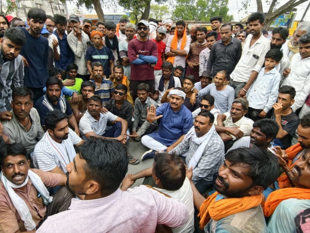 Mahidpur : महिदपुर मंडी में शुद्ध पेयजल की मांग पर आंदोलन, सूचना मिलने पर क्षेत्रीय विधायक बोस भी पहुंचे