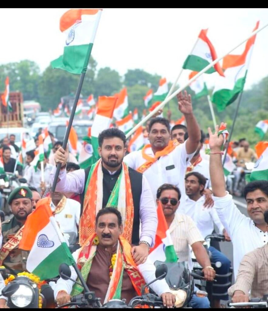 Mahidpur @श्याम टेलर के नेतृत्व में निकली भव्य तिरंगा यात्रा, पूरे क्षेत्र में देशप्रेम की लहर।