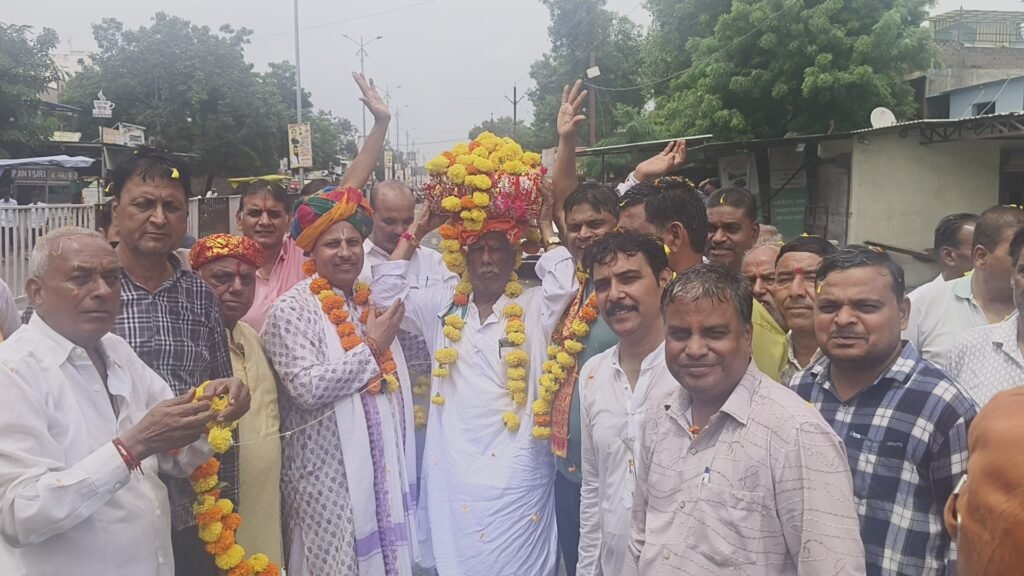 Mahidpur Road @ पोरवाल धर्मशाला में भागवत कथा का शुभारंभ, बारिश के बीच निकली भव्य कलश यात्रा – कथा वाचक पं. सुनील कृष्ण व्यास।