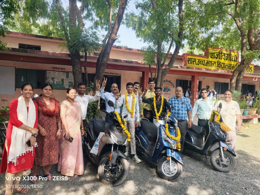Mahidpur Road @शासकीय उच्चतर माध्यमिक विद्यालय में तीन मेधावी विद्यार्थियों को मिली स्कूटी, छात्र-छात्राओं के चेहरे पर छाई खुशी।